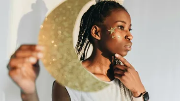 „E clar, e Scorpion”: cum transformă Gen Z astrologia în bijuterii personale