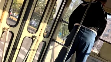 Un bărbat a fost surprins făcându-și nevoile într-un tramvai, în miezul zilei