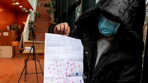 Momente emoționante pentru o învățătoare din București. Mesajul uneia dintre elevele de clasa a II-a: "Pentru noi sunteți o mamă și o doamnă"