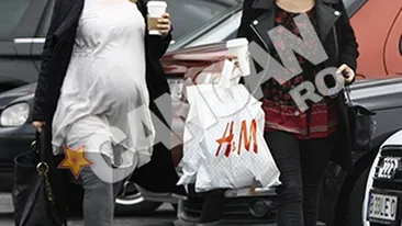 VIDEO Cu poftele de gravida nu te pui! Iubita lui Brenciu a dat iama in fast food! Si-a facut plinul inainte de nastere