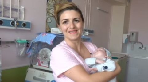 Povestea emoţionantă a bebeluşului aruncat într-un sac pe malul apei şi botezat în spital! Cine sunt naşii micuţului