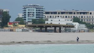 Patronii plajelor, obligați să își strângă șezlongurile din Mamaia: ”Bucuria s-a transformat în inconvenient”