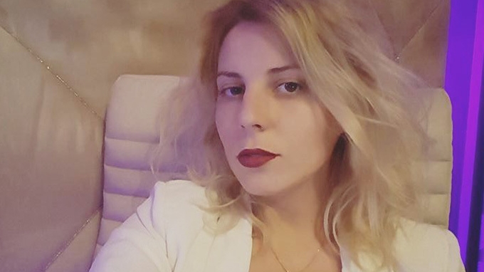 ALINA PLUGARU şi-a făcut un selfie în care apare nemachiată şi cu părul vâlvoi, iar fanii au criticat-o: ”Zici că te-a lovit trenul!”