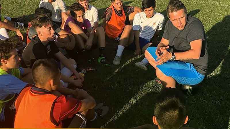 Copiii îl ascultă cu atenţie pe Laurenţiu Reghecampf