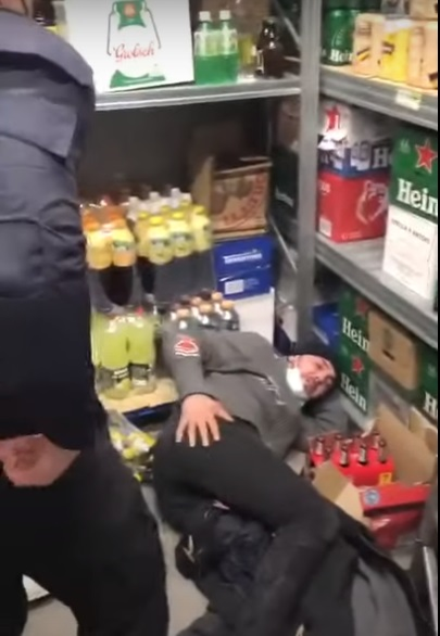 Doi agenți de la SSG au snopit în bătaie un bărbat bănuit că ar fi furat 8 role de cașcaval, dintr-un Mega Image