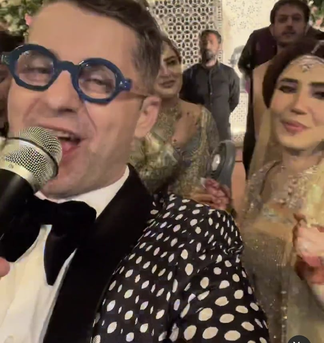 Adrian Sînă a făcut show peste hotare! Artistul a cântat la o nuntă de pakistanezi. „Parcă am fost într-un film la Bollywood”
