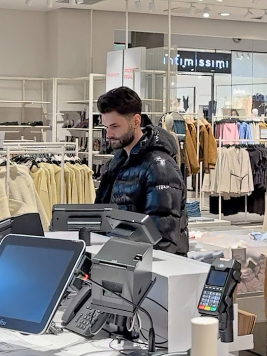 Cât a cheltuit Edward Sanda la mall, în lipsa Cleopatrei. Artistul ține cu casa, nu glumă