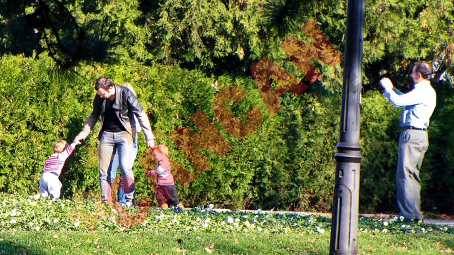 Tatal realizatorului de la "Rai, da' buni" a organizat un shooting in parc