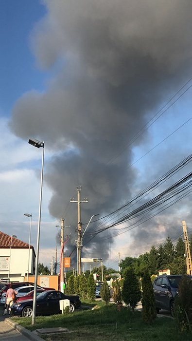 Incendiu devastator lângă Bucureşti. Şapte maşini de pompieri au fost trimise la faţa locului