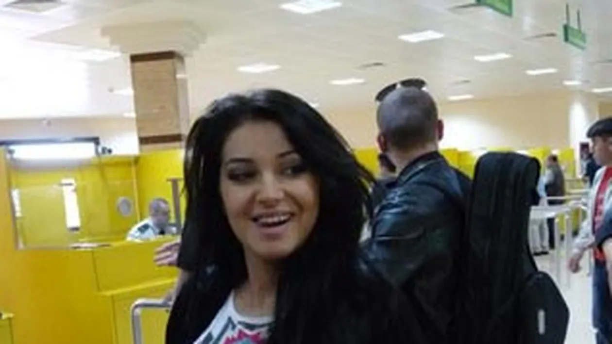 Elena, de la Mandinga, intampinata cu un buchet mare de flori pe aeroportul din Baku!