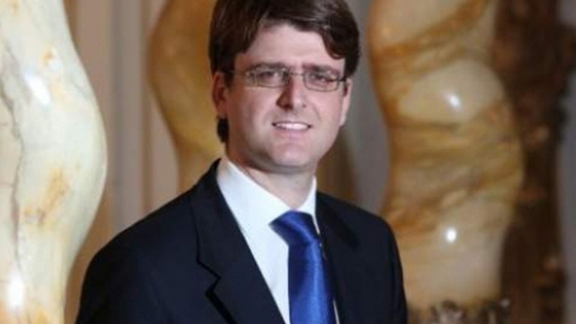 Fiul lui DAN ADAMESCU, eliberat pe cauţiune. Este obligat să poarte o brăţară de localizare
