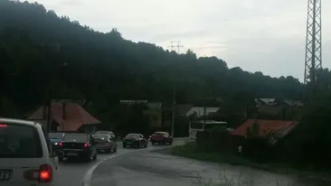 Trafic îngreunat pe DN1, pe Valea Prahovei, din cauza unei ploi torențiale