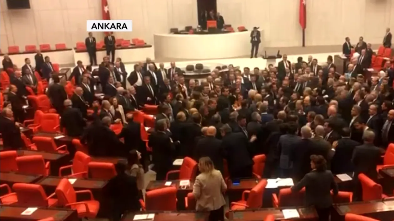 VIDEO| Bătaie în Parlamentul Turciei! Un parlamentar din Opoziție l-a criticat pe președintele Erdogan