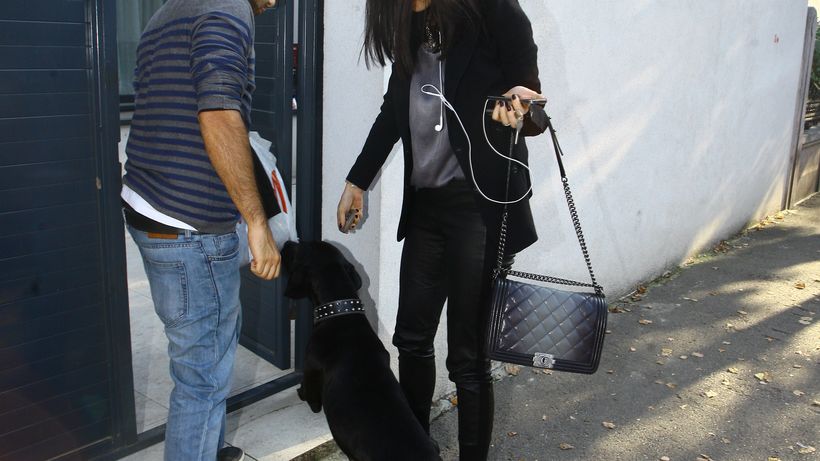 Uite-o cum se scuza: „Ii arat muntii si femeile”! Andreea Raicu, filmata alaturi de un barbat misterios!