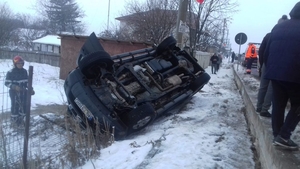 Accident violent pe DN6! Trei oameni au fost răniți, după ce mașina în care erau s-a răsturnat