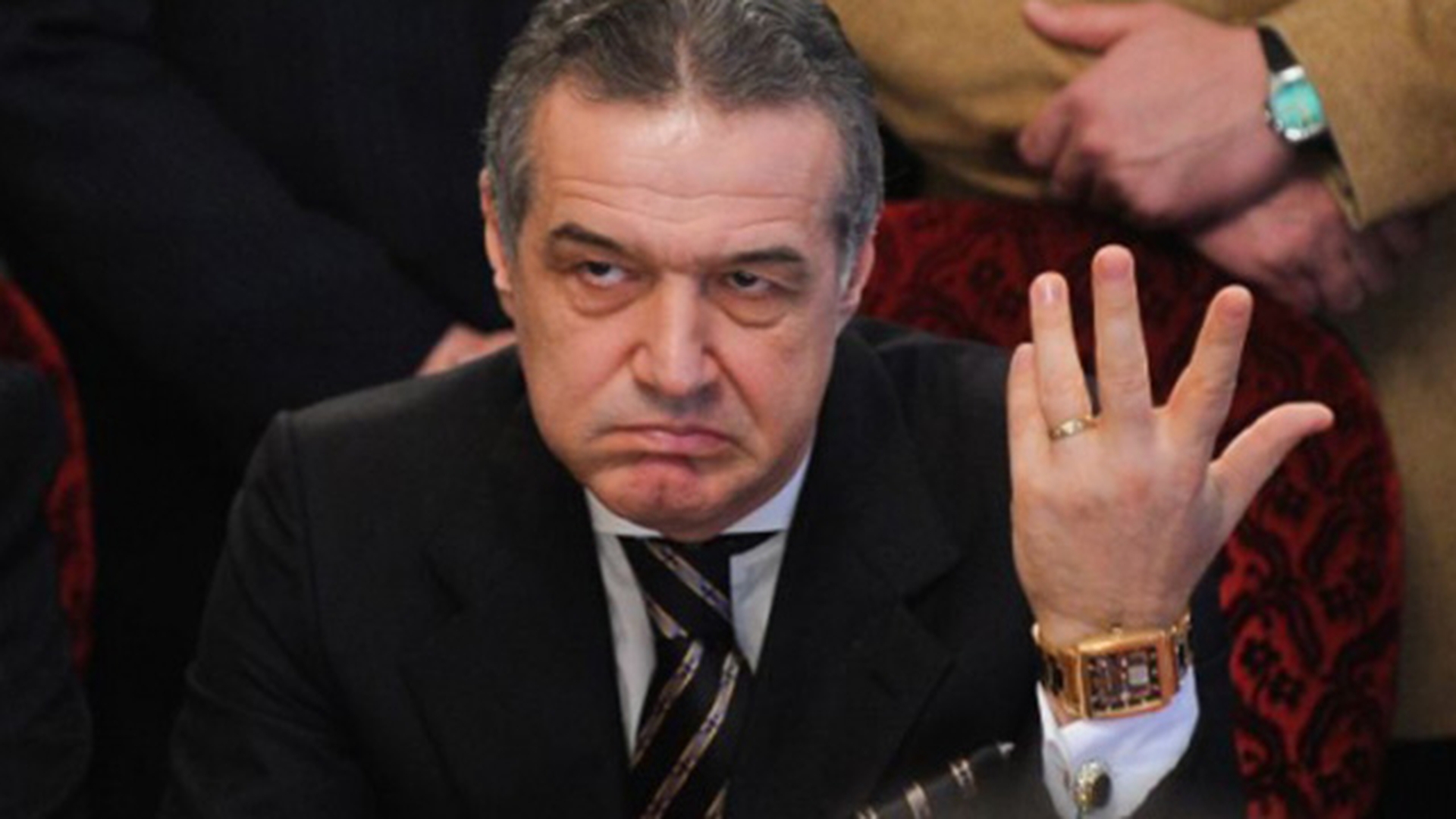 Tuna si fulgera la Jilava: jucatorii de la Steaua sunt in “frisoane” dupa semnul facut de Gigi Becali inaintea partidei cu Chelsea