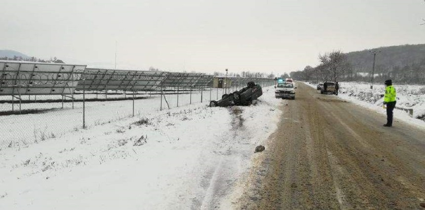 Accident teribil în județul Sibiu. Un tânăr s-a răsturnat cu mașina, iar iubita lui de 17 ani e în stare gravă la spital
