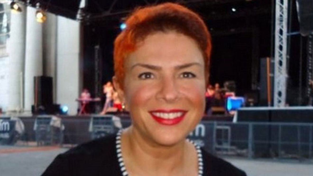 Va mai aduceti aminte de Teo Trandafir blonda? Uite-o cu ochelari, cu parul razvratit si imbracata la patru ace