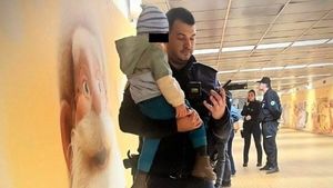 Gestul polițistului Mirel din București s-a viralizat instant! Cum a ajutat un copil de 3 ani, în timp ce mama lui agoniza