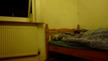 Imaginile astea iti vor da fiori! Avea senzatia ca se sufoca noaptea in somn si a pus o camera in dormitor! Ce a filmat VIDEO