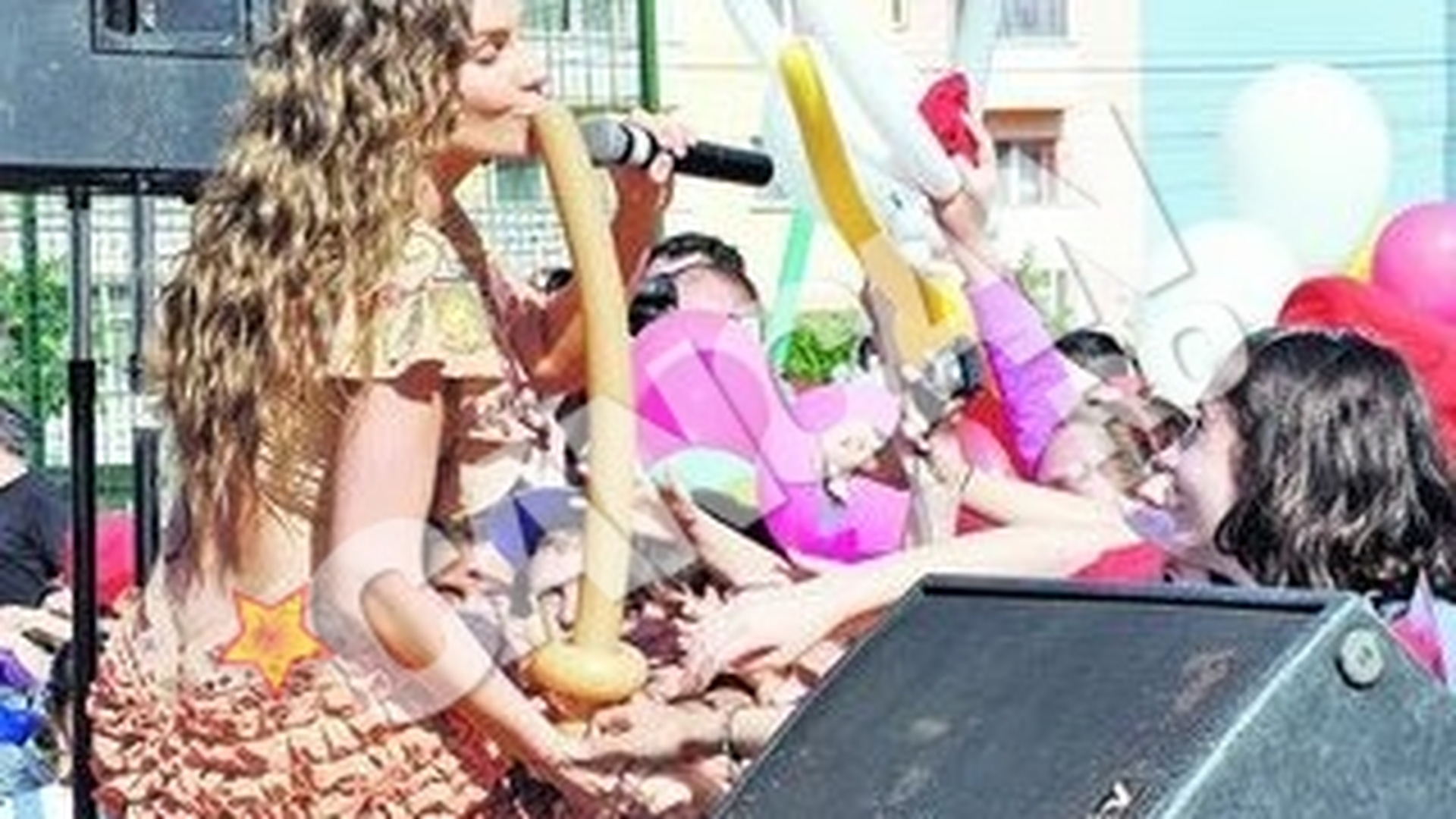 Annei Lesko ii place sa cante la... doua microfoane