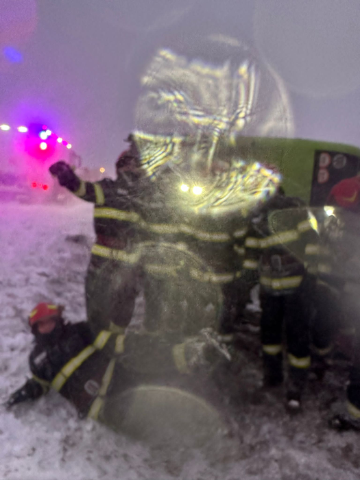 Cod roşu în România! Românii, sfătuiţi să stea în case! Drumuri închise şi fenomene meteo extreme. Încă 6 județe sunt vizate de vreme rea
