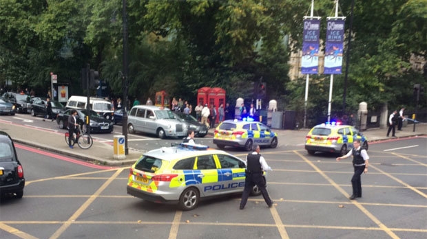 Anglia, din nou sub teroare. Un vehicul a lovit mai mulţi pietoni aflaţi în faţa Muzeului de Istorie din Londra