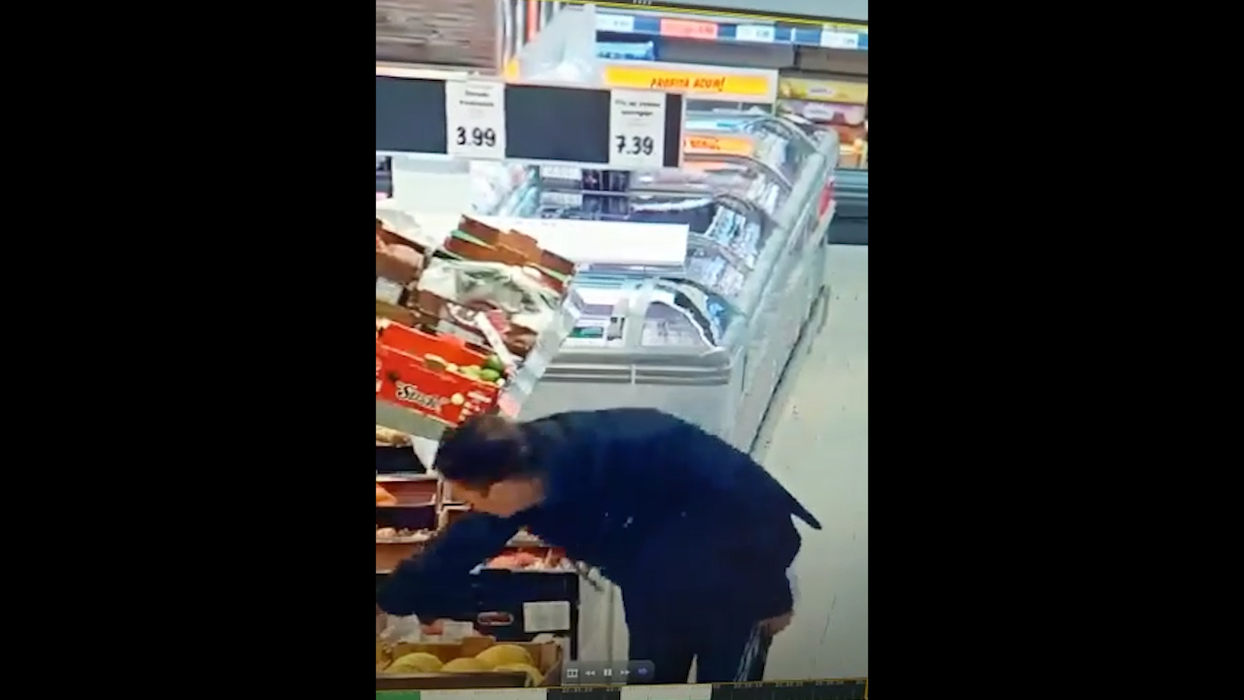 Comisarul-șef U.G. în timp ce ”degusta” fructele dintr-un hipermarket