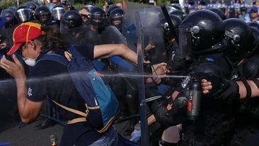 Cum explică Jandarmeria rănirea protestatarilor pașnici: ”Continuăm să-i avertizăm!”