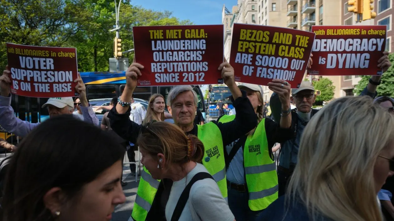 Protest la Met Gala 2026 din cauza lui Jeff Bezos și a soției sale, Lauren Sanchez. De la ce a pornit totul