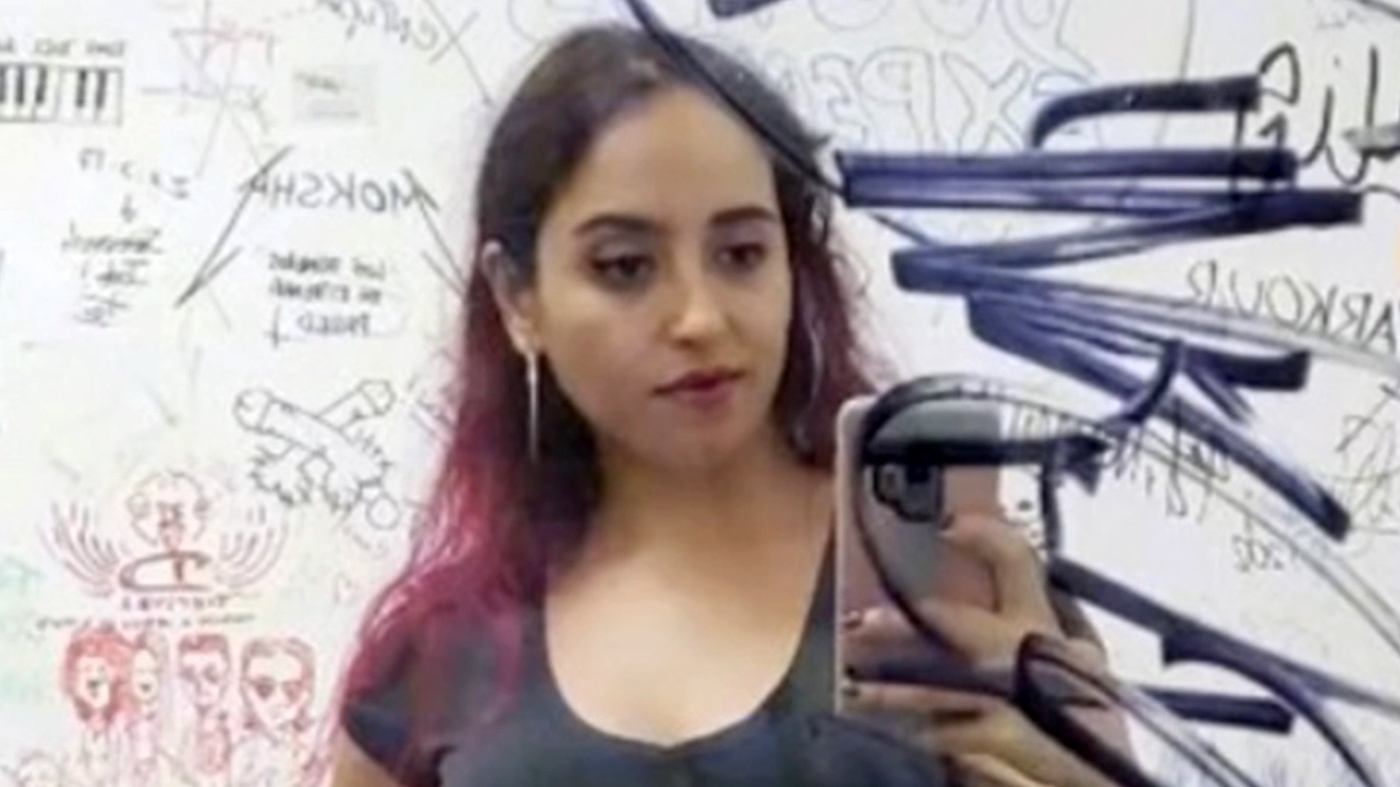 Nina a fost concediată de două ori, din același motiv: e prea atrăgătoare! Cum arată, de fapt, de la brâu în jos