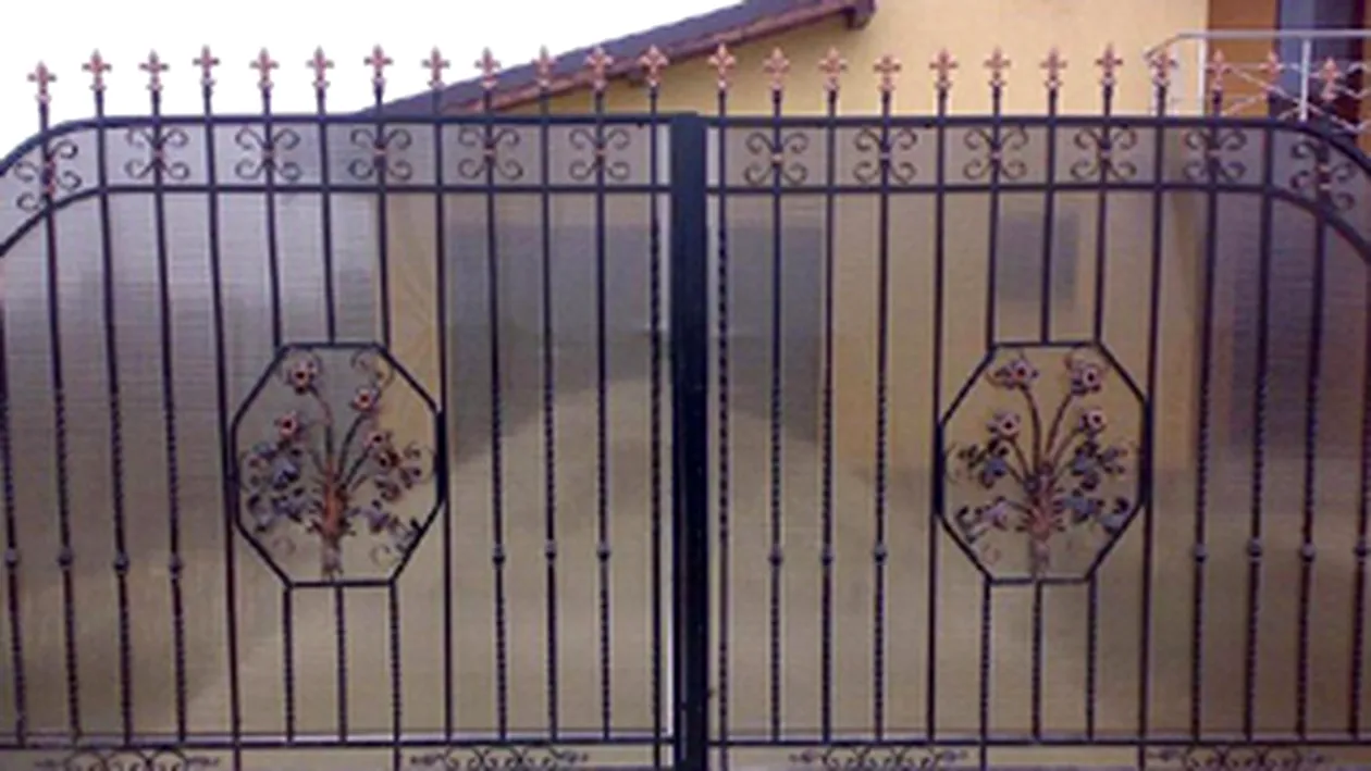 O poarta de metal a cazut peste o fetita de noua ani care pleca la scoala!