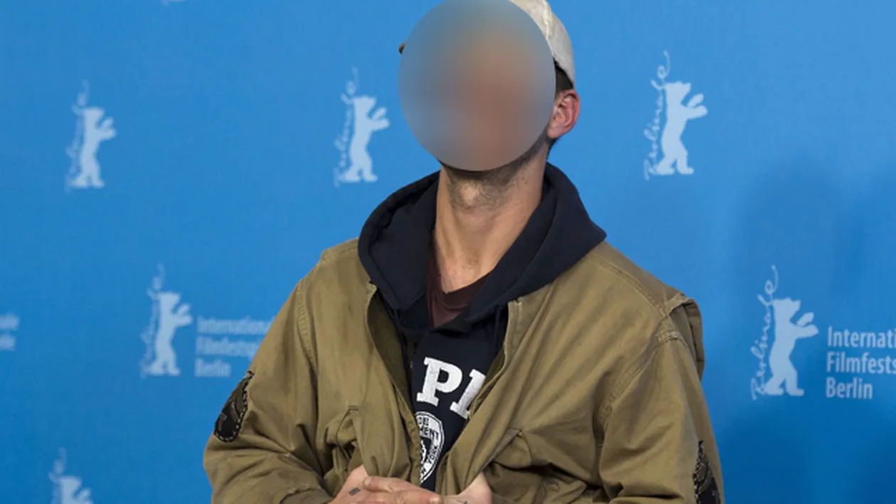 A aparut la premiera unui film cu o punga pe CAP! Motivul pentu care a facut acest gest