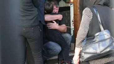 Ce nu s-a vazut la inmormantarea copilului omorat de maidanezi! Sute de oameni au venit sa-l conduca pe ultimul drum!