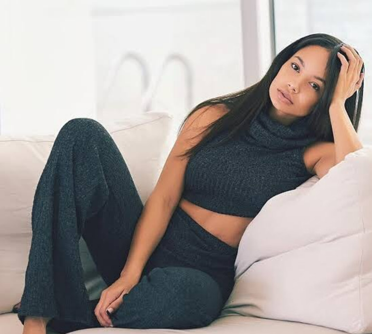 Ce „bunăciune”! Imagini incendiare cu iubita lui Karim Benzema, starul lui Real Madrid. A lucrat ca ospătăriță, iar acum este model în SUA | GALERIE FOTO