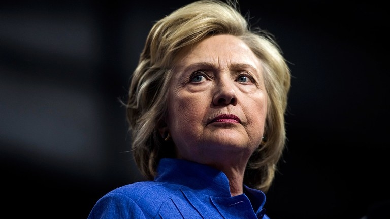 Mașina care o transporta pe Hillary Clinton, implicată într-un accident