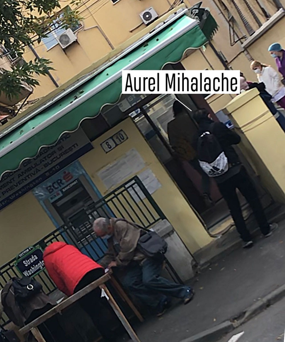 Aurel Mihalache, în timp ce aștepta să se facă triajul epidemiologic