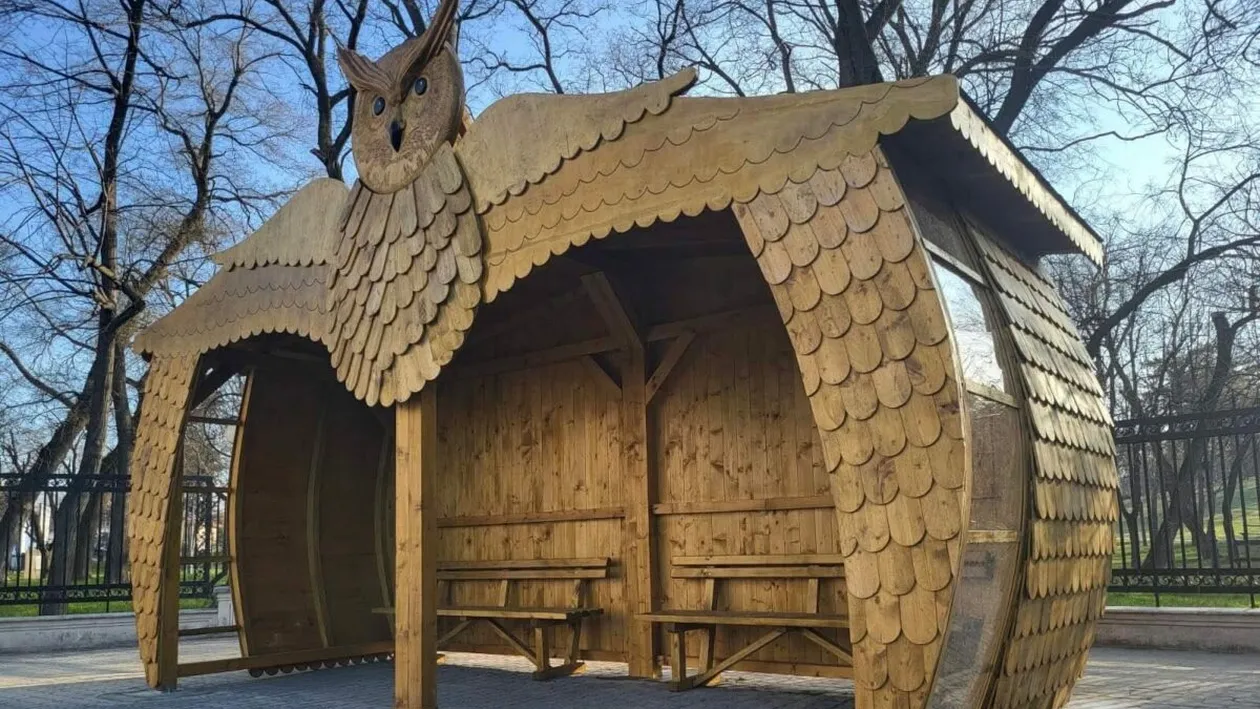 O banală stație de autobuz a devenit subiect de dispută online. În ce oraș din România se află