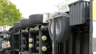 Soferul a adormit la volan, iar TIR-ul pe care il conducea a intrat intr-o casa