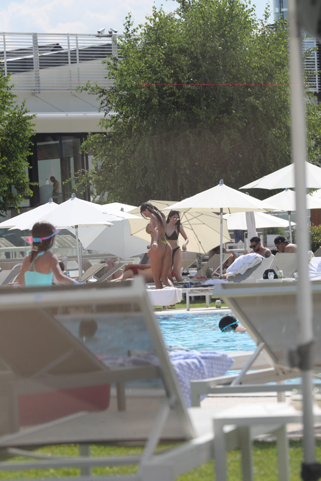 Raluca, sexy în costum de baie