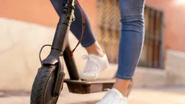 Amendă pentru cei care nu au RCA la trotinete sau biciclete electrice. Câte mii de lei scot românii din buzunar