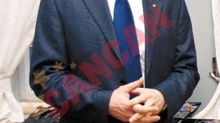 S-a lansat primul card de credit cu oglinda