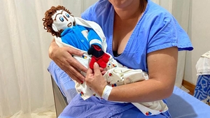 O femeie din Brazilia s-a căsătorit cu o păpușă din cârpe și susține că a fost înșelată: „A spus că mă iubește foarte mult, și-a cerut iertare și a plâns mult”