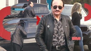 Fostul patron al Rapidului a “înghesuit” o sexy-blondină în mașină, iar noi avem imaginile