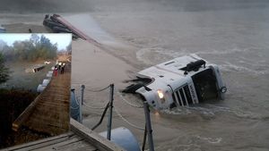 Un tir încărcat cu sticlă s-a răsturnat în apele râului Ialomița. Cum a fost găsit șoferul mastodontului înmatriculat în Ucraina | FOTO