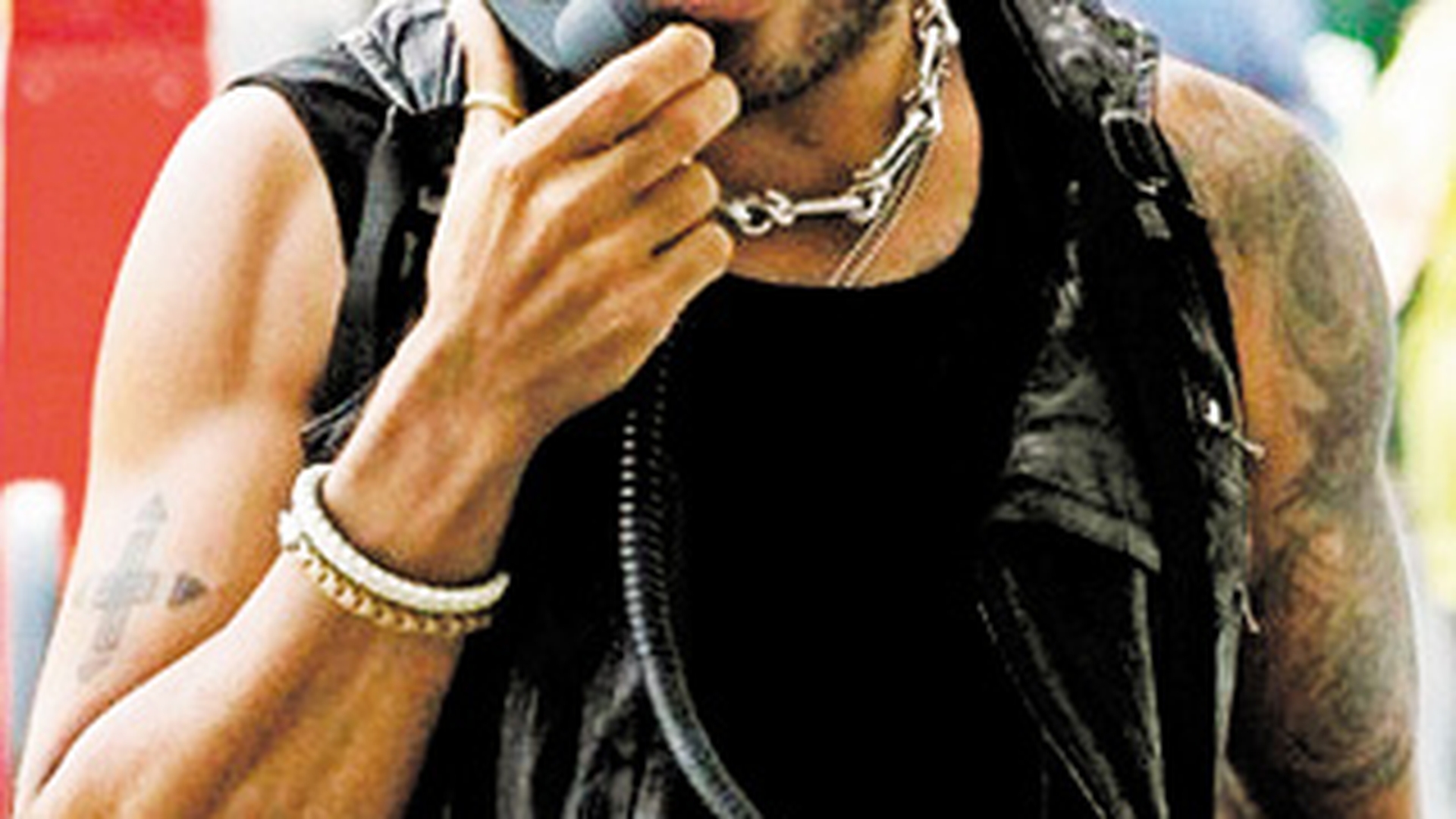 Febra receptorului retro, lansat de Lenny Kravitz, a cuprins vedetele din Romania. Alo, sunt eu!