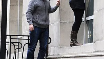 S-a cocotat pe o cladire ca sa vizioneze o casa