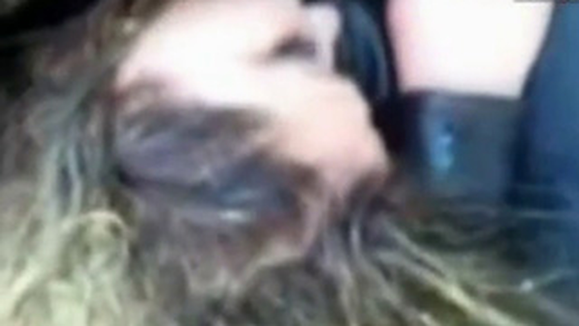 O femeie a adormit in taxi! Vezi cum se chinuie doi taximetristi din Dej sa o trezeasca - Arunca cu apa pe ea si o ameninta cu Politia, ea doarme dusa