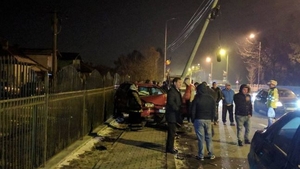 Accident spectaculos în Târgu Jiu! Un şofer s-a izbit puternic într-un stâlp de electricitate, iar acesta a cedat