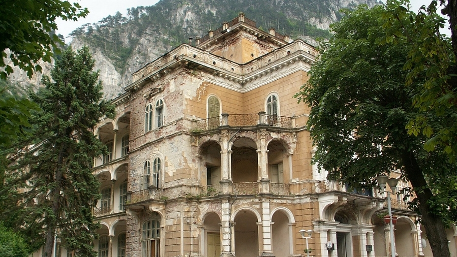 ANAF a decis să scoată la vânzare acest hotel din Băile Herculane despre care se spune că e bântuit! Iată de la ce sumă fabuloasă porneşte licitaţia